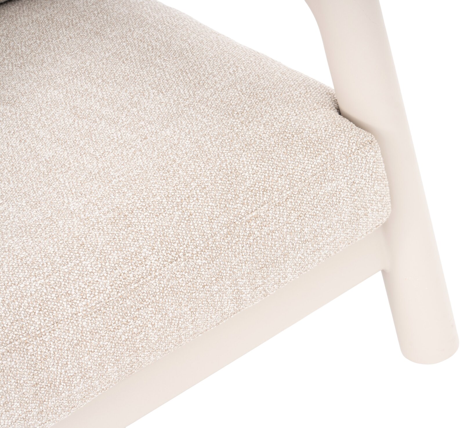 Close-up van een loungestoel met een beige stoffen bekleding en een lichtgekleurd houten frame, gezien van bovenaf.