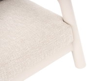 Close-up van een loungestoel met een beige stoffen bekleding en een lichtgekleurd houten frame, gezien van bovenaf.