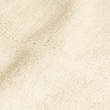 Nahaufnahme eines elfenbeinfarbenen Handtuchs mit weicher Textur.