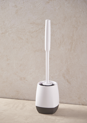 Toilettenbürste in einem weißen und schwarzen Halter, seitliche Perspektive