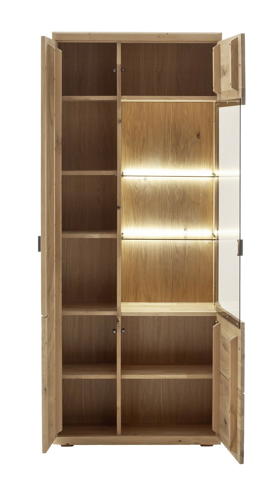 Geöffnete Vitrine aus Holz mit mehreren Regalfächern und integrierter Beleuchtung, Frontalansicht.