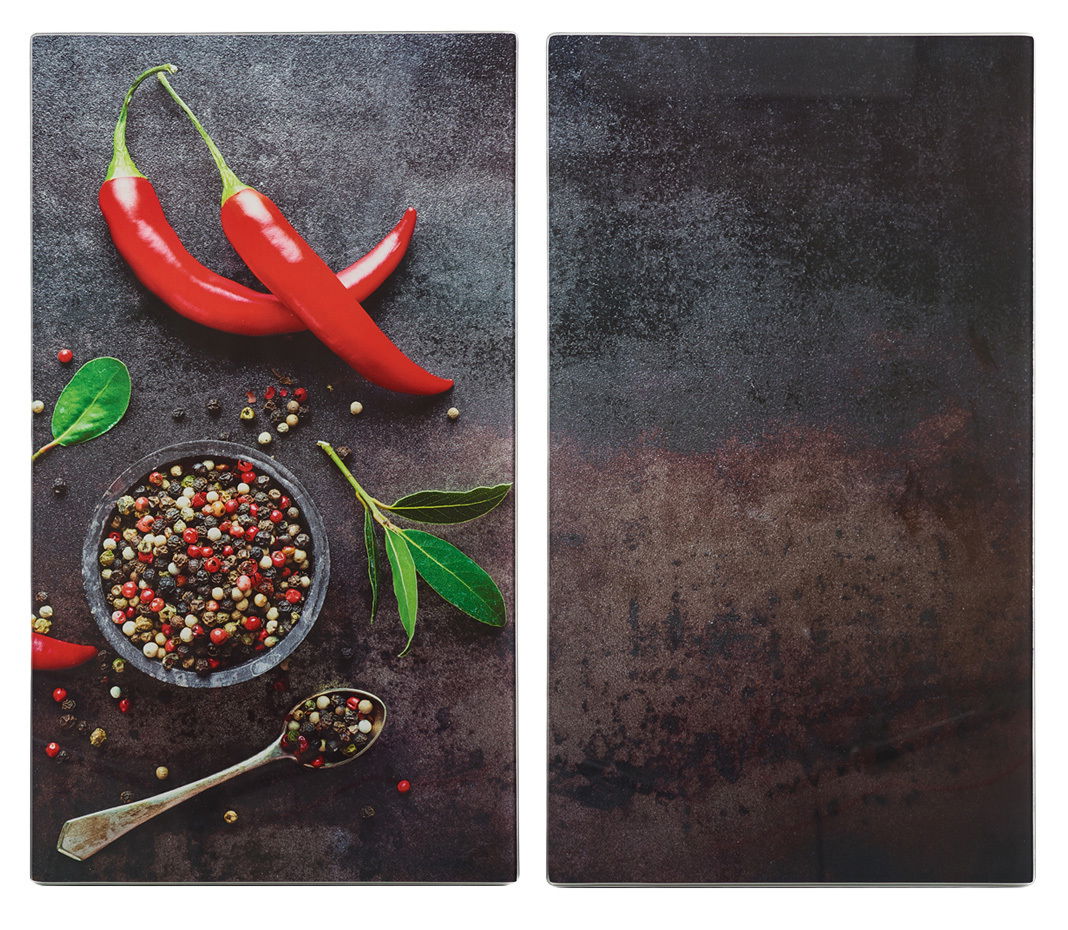 Zeller Present Herdabdeck-/Schneideplatten-Set Zwei Herdabdeck- und Schneideplatten mit einem Design aus roten Chilischoten, Pfefferkörnern und grünen Blättern. Draufsicht.