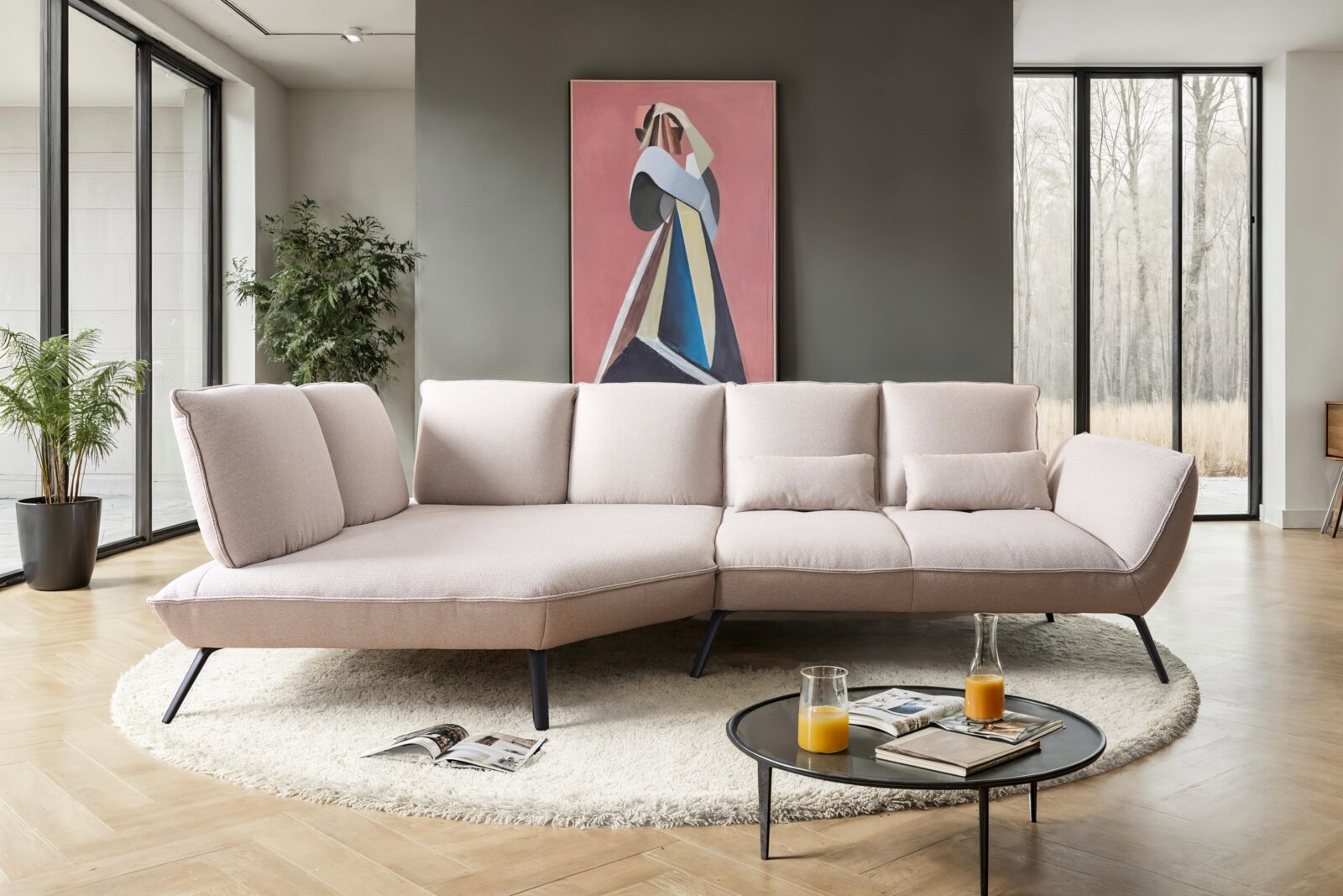 Beige Longchairkombination in modernem Wohnzimmer, seitliche Perspektive mit großen Fenstern im Hintergrund.