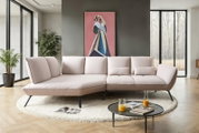 Beige Longchairkombination in modernem Wohnzimmer, seitliche Perspektive mit großen Fenstern im Hintergrund.