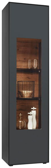 Moderne Vitrine mit dunklem Rahmen und Glasfront, aus seitlicher Perspektive fotografiert. Innen mit Holzböden und dekorativen Elementen wie Gläsern und Keramikflaschen.