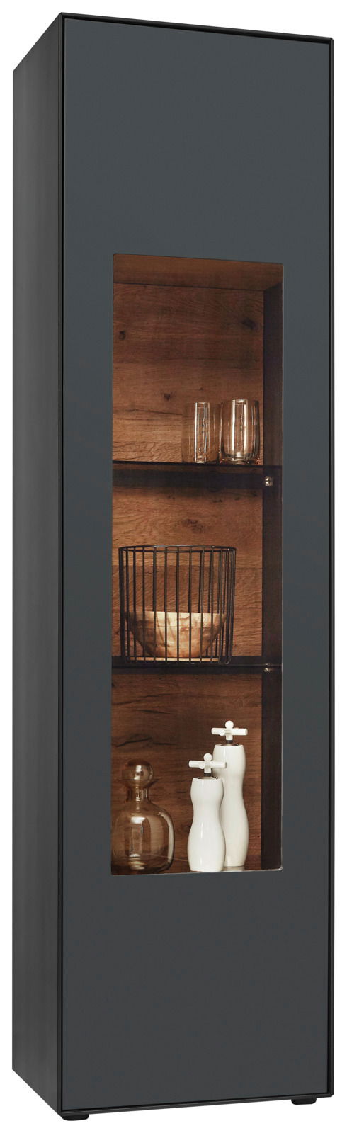 Moderne Vitrine mit dunklem Rahmen und Glasfront, aus seitlicher Perspektive fotografiert. Innen mit Holzböden und dekorativen Elementen wie Gläsern und Keramikflaschen.