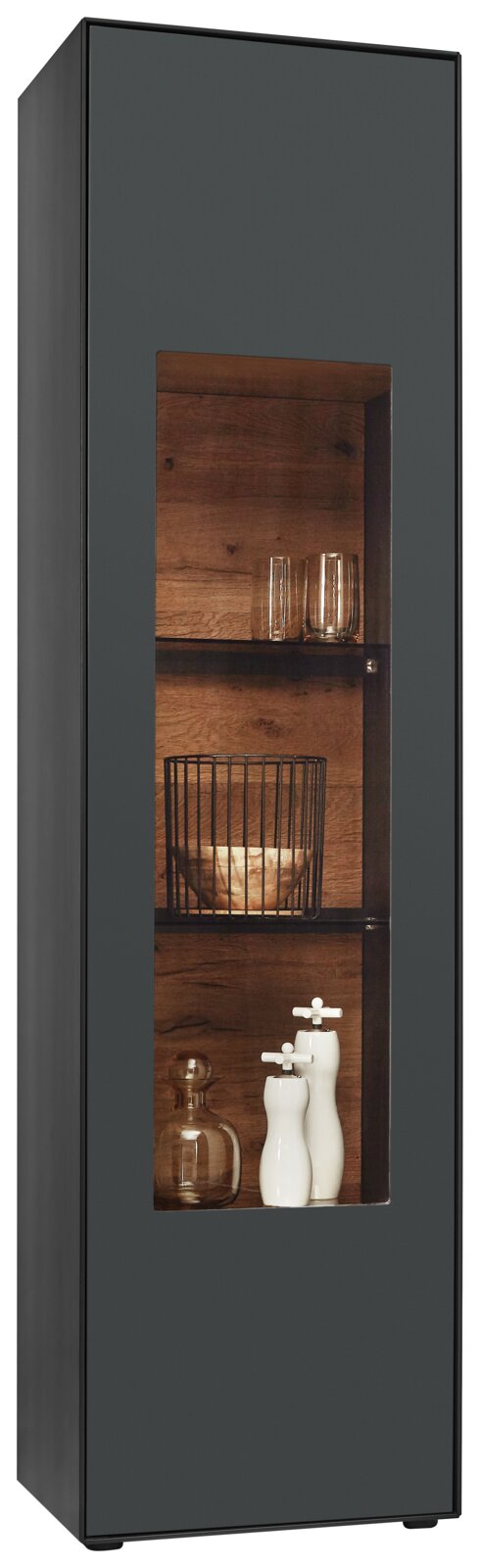 Valnatura Vitrine LIVINO Moderne Vitrine mit dunklem Rahmen und Glasfront, aus seitlicher Perspektive fotografiert. Innen mit Holzböden und dekorativen Elementen wie Gläsern und Keramikflaschen.