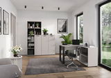 Modernes Büro mit Winkelschreibtisch, Aktenschrank und Regalen, seitliche Perspektive