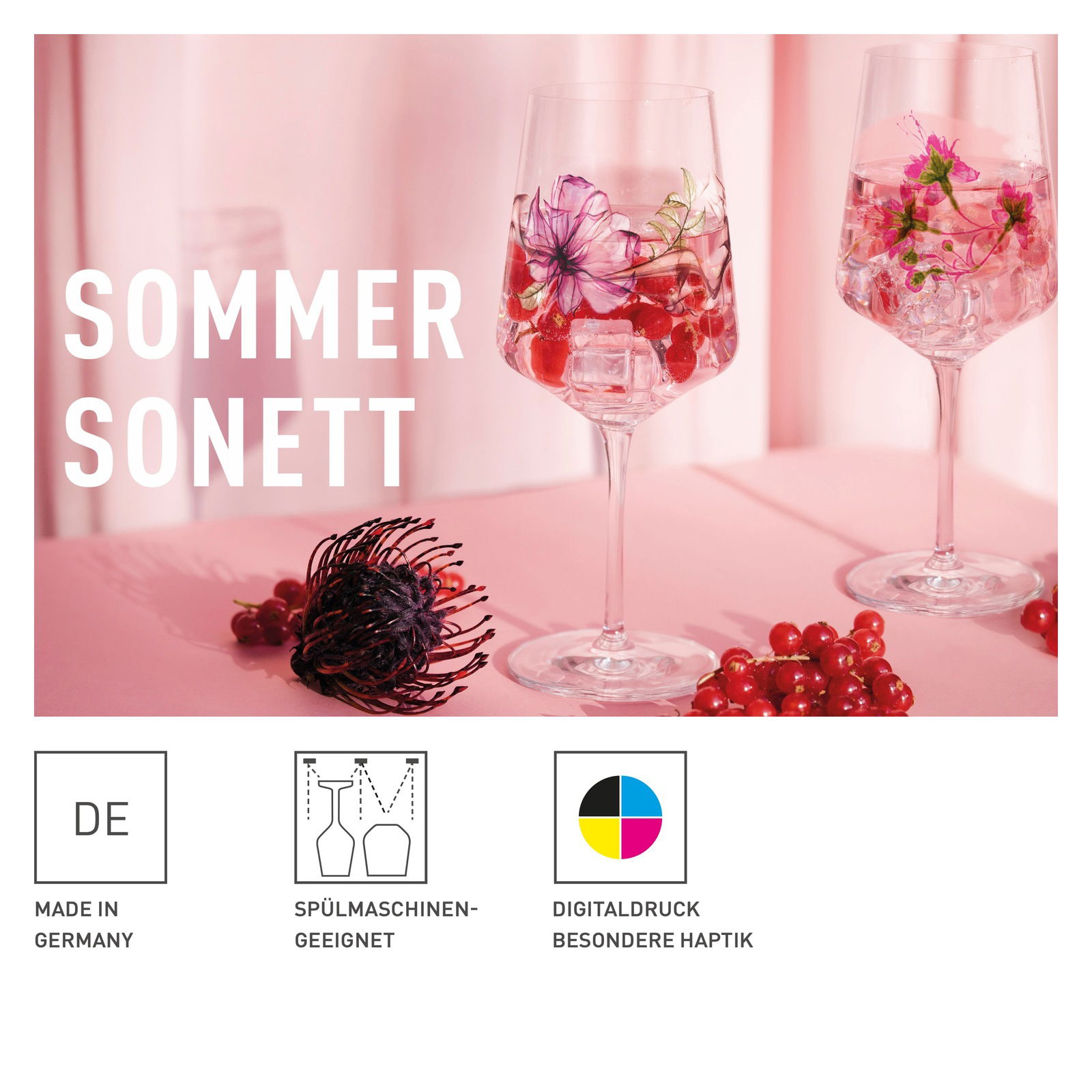 Zwei elegante Weingläser mit floralen Motiven und Beeren, auf einem rosa Hintergrund, aus der Perspektive leicht von oben betrachtet.