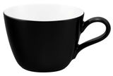 Schwarze Kaffeetasse mit weißem Innenraum, seitliche Perspektive