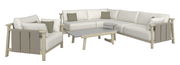 Loungeeckgarnitur in L-Form mit hellen Polstern und Kissen, aus hellem Holz, mit passendem Couchtisch, Perspektive von vorne links.