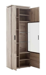 Kombi-Vitrine MODENA aus Holz mit geöffneter Tür, zeigt mehrere Regalböden und eine Glastür, Perspektive von vorne links.