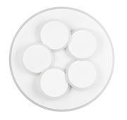 Moderne Deckenleuchte mit fünf runden, weißen Elementen in Draufsicht.