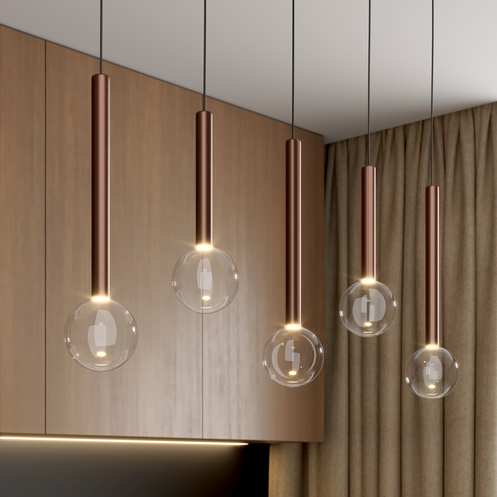 Moderne Pendelleuchten mit kupferfarbenen Zylinderschäften und transparenten Glaskugeln, warm leuchtend, in einem Wohnraum – Frontansicht leicht von unten.