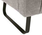 Nahaufnahme der grauen 2,5er-Sitzbank mit schwarzem Metallfuß, seitliche Perspektive