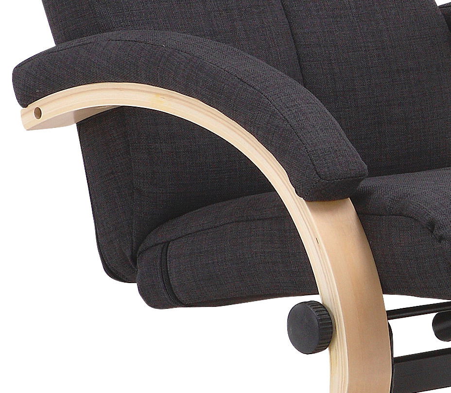 Nahaufnahme eines Relaxsessels mit schwarzem Stoffbezug und gebogenem Holzarmlehne, seitliche Perspektive