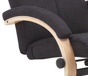 Nahaufnahme eines Relaxsessels mit schwarzem Stoffbezug und gebogenem Holzarmlehne, seitliche Perspektive