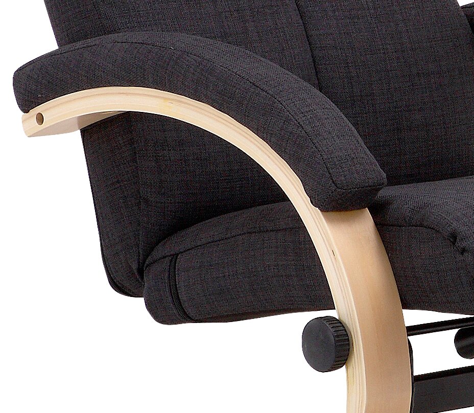 Close-up van een relaxfauteuil met zwarte stoffen bekleding en gebogen houten armleuningen, gezien vanaf de zijkant