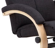 Close-up van een relaxfauteuil met zwarte stoffen bekleding en gebogen houten armleuningen, gezien vanaf de zijkant