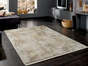 Moderner Designer-Teppich in einem stilvollen Wohnzimmer, aus der Vogelperspektive betrachtet.