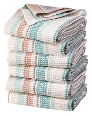 Gestapelte Hamamtücher mit bunten Streifen in Seitenansicht