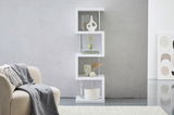 Modernes, weißes Regal mit asymmetrischem Design, dekoriert mit Vasen und Büchern, seitliche Perspektive.