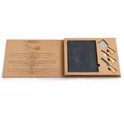 Käse-Servier-Set 4-tlg. in geöffneter Verpackung mit Schieferplatte und drei Käsemessern mit Holzgriffen, von oben betrachtet.