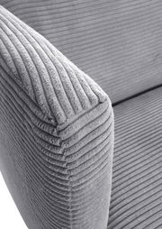 Nahaufnahme eines grauen, gerippten Sofas mit Armlehne, seitliche Perspektive