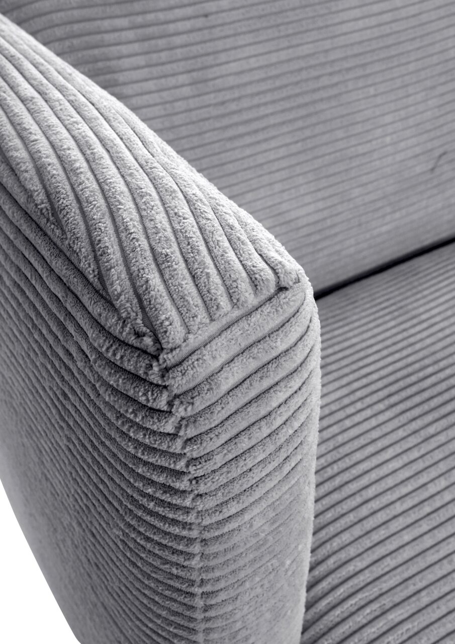 Z2 Speisesofa 2,5-sitzig FREDERICO Nahaufnahme eines grauen, gerippten Sofas mit Armlehne, seitliche Perspektive
