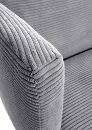 Nahaufnahme eines grauen, gerippten Sofas mit Armlehne, seitliche Perspektive