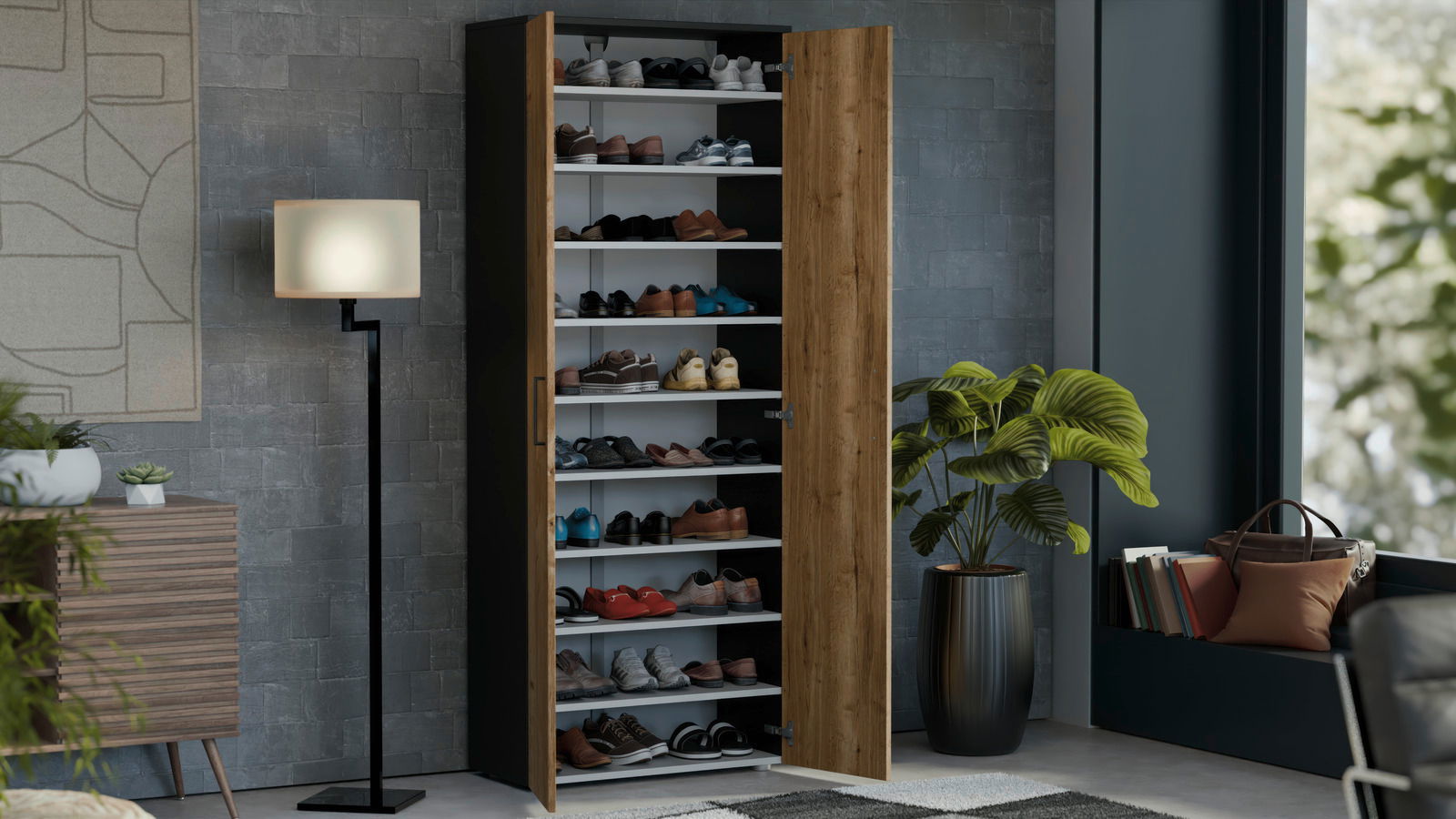 Moderner hoher Schuhschrank mit offenen Türen, gefüllt mit verschiedenen Schuhen, in einem stilvoll eingerichteten Raum mit seitlicher Perspektive.