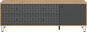 Modernes Sideboard aus Holz mit anthrazitfarbenen Fronten in 3D-Geometriemuster, zwei Schubladen und einer Tür auf Metallfüßen, Frontansicht.