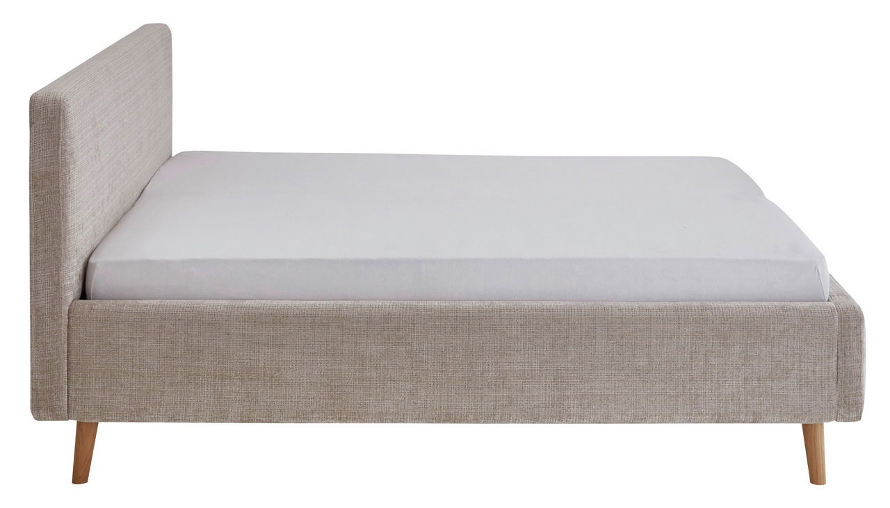 Seitliche Ansicht eines Polsterbettgestells mit hellem Stoffbezug und Holzfüßen.