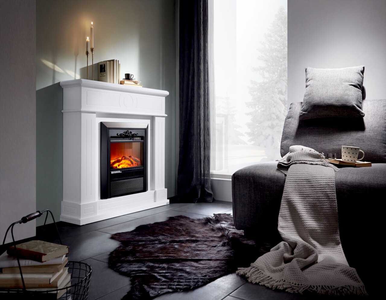 Elektrokamin in einem modernen Wohnzimmer, seitliche Perspektive, mit brennendem Feuer und dekorativen Kerzen auf dem Kaminsims.