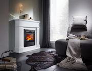 Elektrokamin in einem modernen Wohnzimmer, seitliche Perspektive, mit brennendem Feuer und dekorativen Kerzen auf dem Kaminsims.