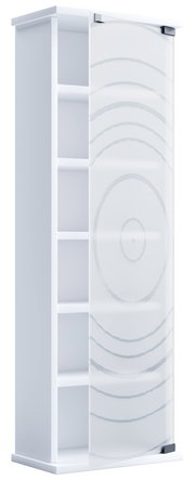Weißer, hoher Schrank mit seitlichem Regal und teilgeöffneter, transparenter Glas-Schiebetür mit kreisförmigem Muster, freigestellt auf weißem Hintergrund, Ansicht schräg von vorne.