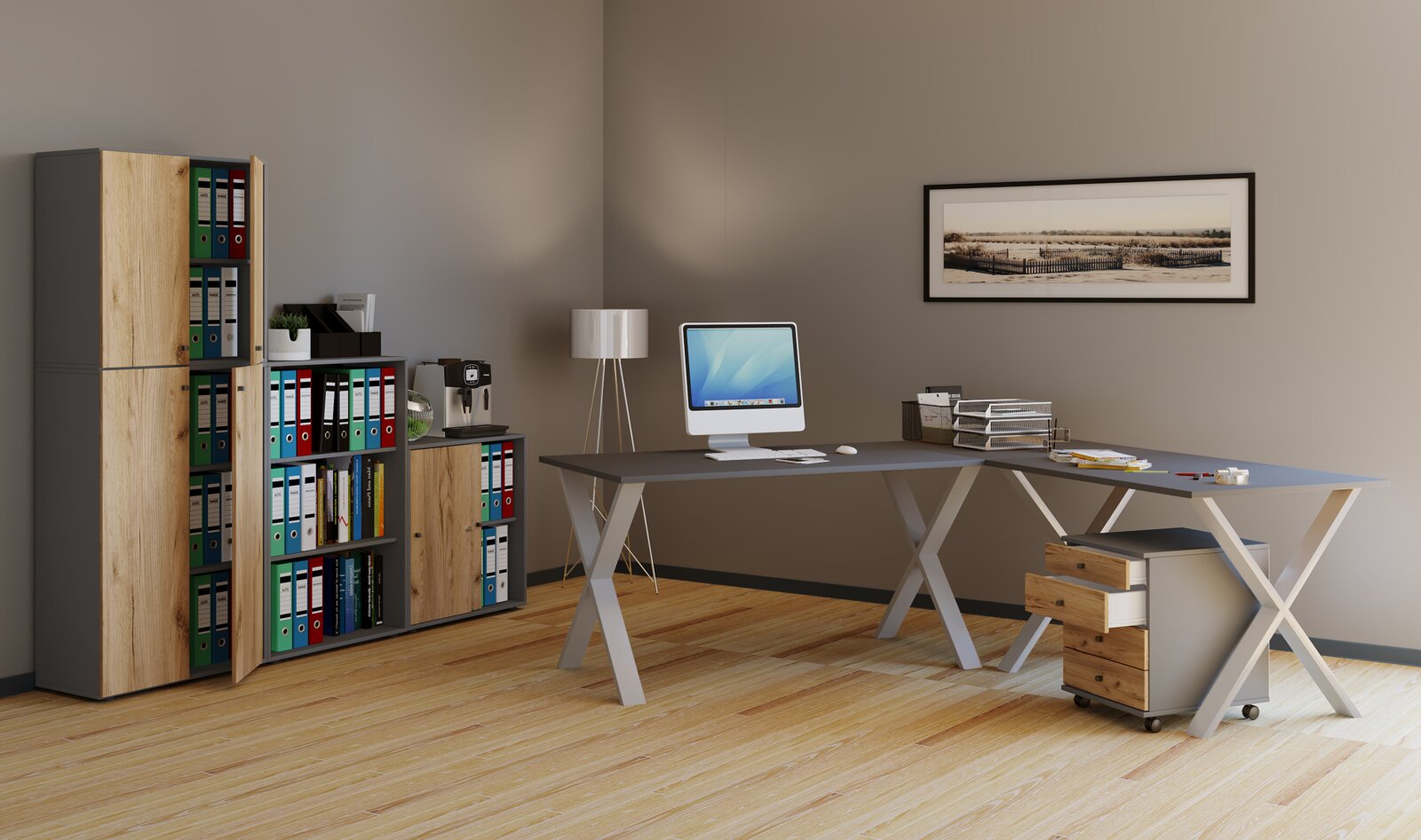 Modernes Büro-Setup mit grauem Schreibtisch auf X-Beinen, Rollcontainer und Aktenschrank in Holzoptik, perspektivische Ansicht schräg von vorn.
