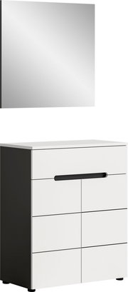 Modernes Badmöbel-Set mit rechteckigem Spiegel und weißem Unterschrank mit schwarzer Seitenwand und Griff, in schräger Frontansicht vor hellem Hintergrund