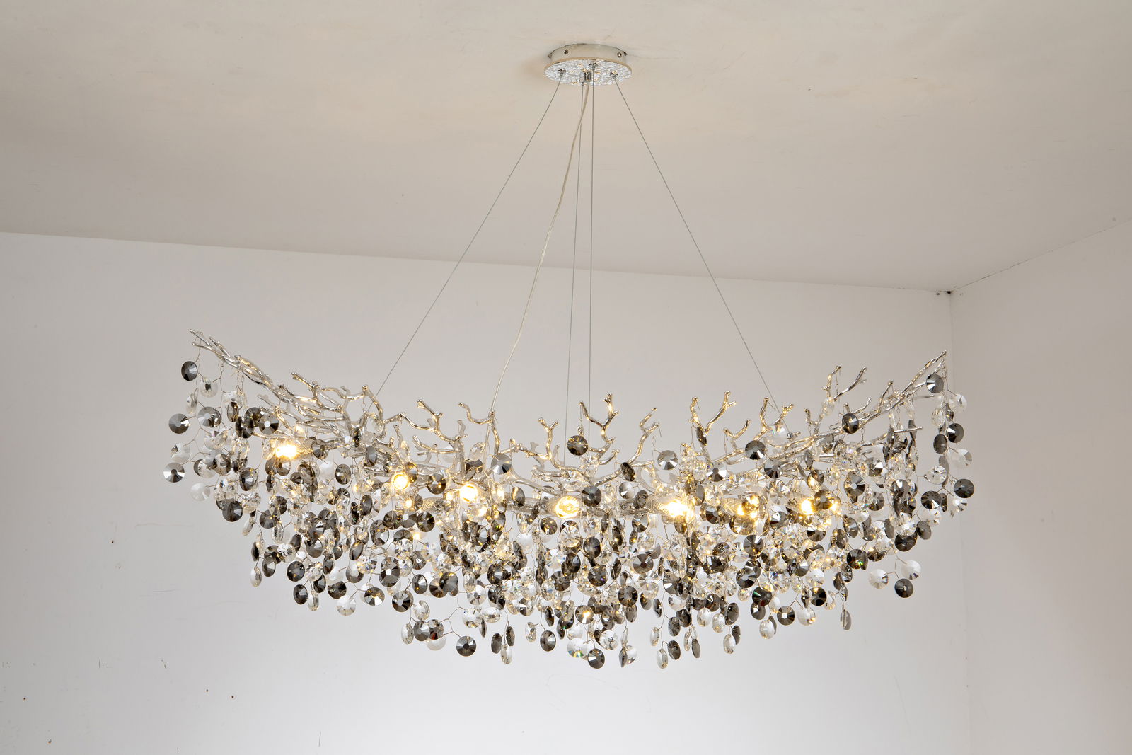 Moderne Deckenleuchte mit hängenden Kristallen, seitliche Perspektive