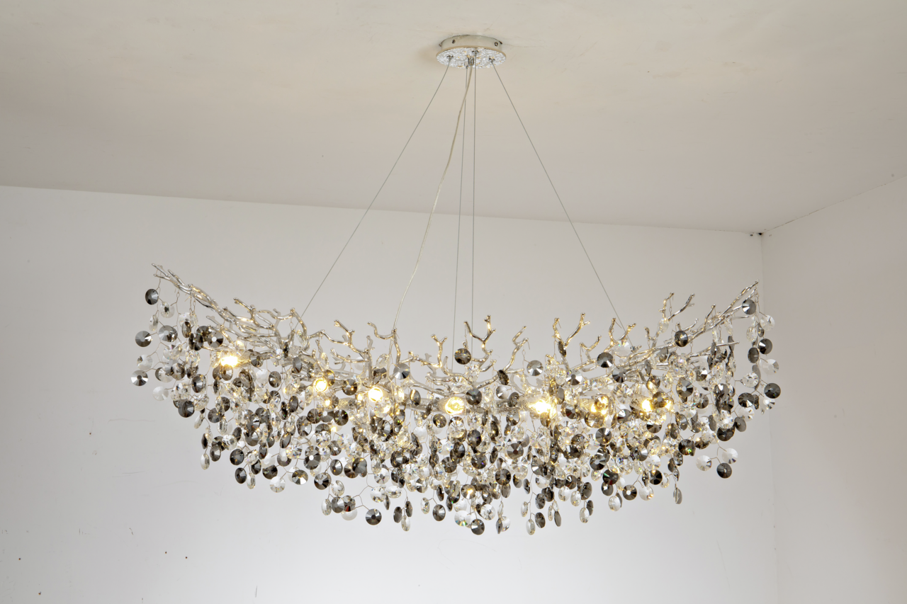 Moderne Deckenleuchte mit hängenden Kristallen, seitliche Perspektive