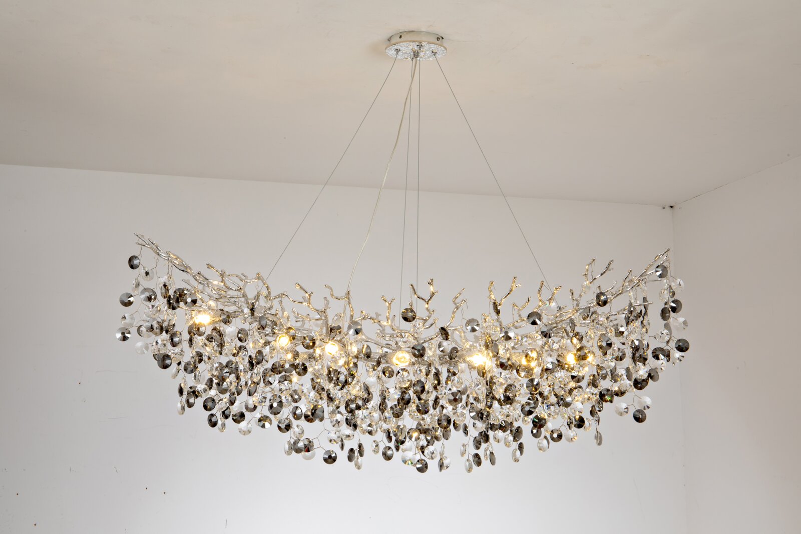 Novel Deckenleuchte Moderne Deckenleuchte mit hängenden Kristallen, seitliche Perspektive