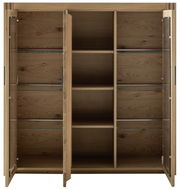 Frontale Ansicht eines Highboards aus Holz mit Glastüren und mehreren Regalfächern.