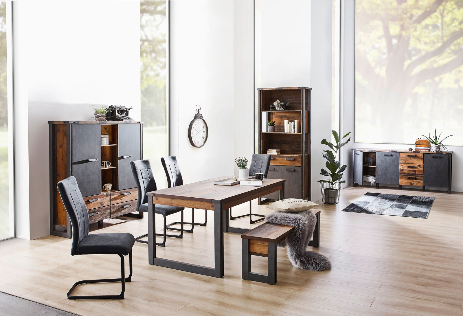 Esszimmermöbel-Set in modernem Design mit Esstisch, Stühlen, Bank und Stauraumregalen aus Holz und Metall, seitliche Perspektive