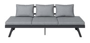 Graues Lounge-Sofa mit drei Kissen, Vorderansicht