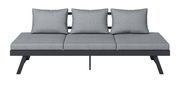 Graues Lounge-Sofa mit drei Kissen, Vorderansicht