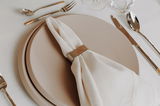 Eleganter Speiseteller NewMoon 29cm in einer Tischdekoration mit Besteck und Serviette, aus der Vogelperspektive.