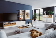 Modernes Wohnzimmer mit Highboard-Vitrine in heller Holzoptik, seitliche Perspektive