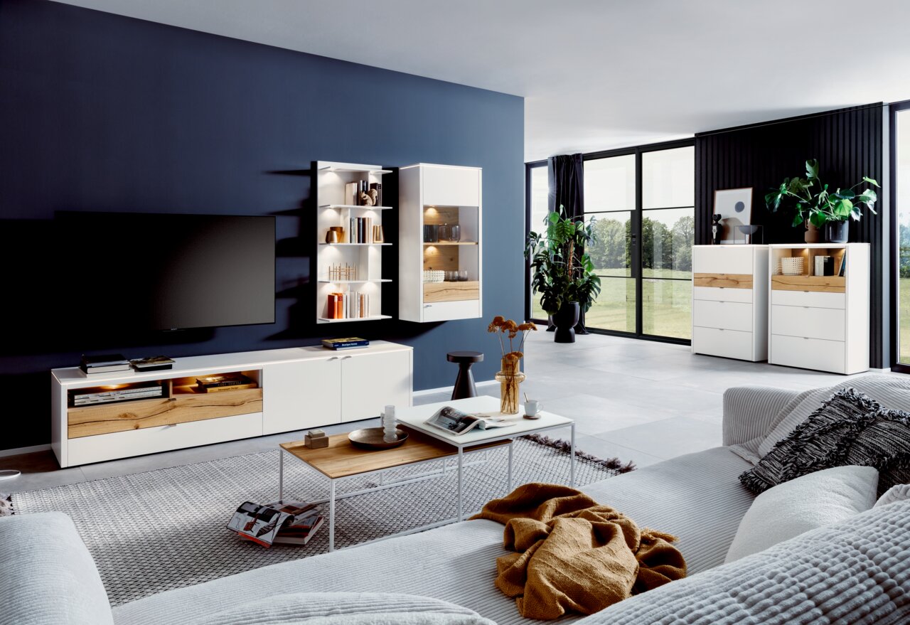 Modernes Wohnzimmer mit Highboard-Vitrine in heller Holzoptik, seitliche Perspektive