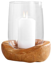 Windlicht mit Teakholzsockel und Glasaufsatz, frontal fotografiert