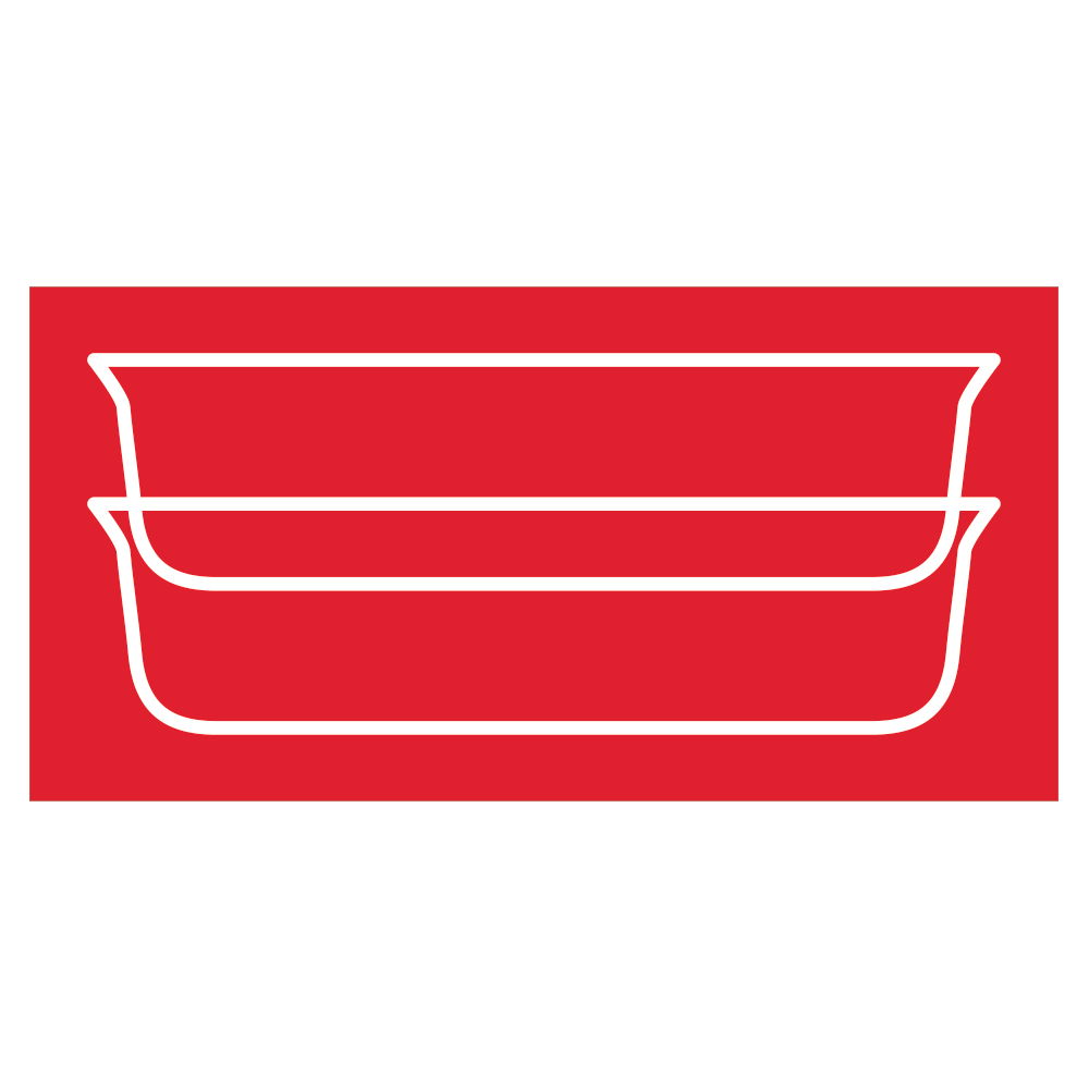 Zwei übereinander gestapelte rechteckige Glasbehälter auf rotem Hintergrund, Seitenansicht